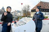 WaPo Bodensee – Julia Demmler (Wendy Güntensperger, l.) und Nele Fehrenbach (Floriane Daniel, r.) wurden gerufen, um einen pöbelnden Passagier von einer Fähre zu holen. Doch bevor sie realisieren, dass es diesen nicht gibt, legt die Fähre schon ab.