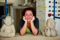 Aufgetischt vor 10 – Die Keramikkünstlerin Margit Denz in ihrem Atelier in Knie bei Dornbirn.