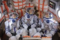 The Big Bang Theory – Gemeinsam mit Dimitri (Pasha D. Lychnikoff, M.) und Mike Massimino (Mike Massimino, r.) geht Howard (Simon Helberg, l.) auf Weltraummission ...