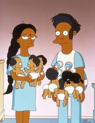 Die Simpsons – Stolz präsentieren sich Manjula (l.) und Apu (r.) als Eltern von Achtlingen.