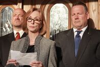 Ein perfekter Mord – Mrs. Reso looks displeased while making her plead for her husband's life
