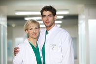 In aller Freundschaft – Niklas Ahrend (Roy Peter Link) als neuer Arzt in der Sachsenklinik mit Dr. Kathrin Globisch (Andrea Kathrin Loewig).