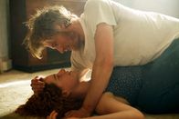 Beast – Pascal (Johnny Flynn) und Moll (Jessie Buckley)