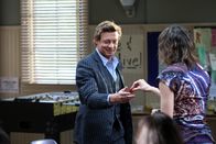 The Mentalist – En neuer Fall beschäftig Patrick Jane (Simon Baker, l.) und seine Kollegen ...