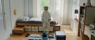 Grüße vom Mars – Tom (Theo Kretschmer) hat alles für die Reise nach Lunau zu den Großeltern rausgelegt und trägt seinen Astronautenanzug mit Helm zur Vorbereitung.