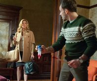 Elementary – Während der Ermittlungen in einem neuen Fall, hilft Sherlock Holmes (Jonny Lee Miller, r.) einer transsexuellen Frau (Candis Cayne, l.) dabei, über ihre neuste Trennung hinweg zu kommen ...