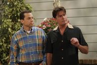Two and a Half Men – Als Charlie (Charlie Sheen, r.) von seinem Apotheker hört, dass die Verhütung mit Kondomen keine hundertprozentige Sicherheit bietet, steht für ihn und Alan (Jon Cryer, l.) fest: Chuck ist sein Sohn ...