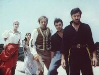 Die geheimnisvolle Insel – Die Inselbewohner Marquise Maria Labrino (Joan Greenwood, l.), Elena (Beth Rogan, 2.v.l.), Gideon Spilett (Gary Merrill, 3.v.l.), Herbert Brown (Michael Callan, 2.v.r.) und Captain Cyrus Harding (Michael Craig, r.) machen eine furchtbare Entdeckung ...