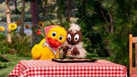 Unser Sandmännchen – Schnatterinchen spielt die Hexe und Pitti Hänsel.