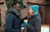 Rote Rosen – Britta (Jelena Mitschke, r.) und Hendrik (Jerry Kwarteng, l.) sind liebevoll vereint, obwohl weiterhin ein Geheimnis zwischen ihnen steht.
