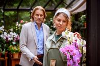 Sturm der Liebe – Fanny (Johanna Graen, r., mit Erich Altenkopf, l.) trifft innerlich eine Entscheidung.