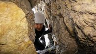 Einstein – Einstein Bergkristalle: Gefährliche Schatzsuche in den Alpen Bergkristalle verbergen sich oft an exponierten Stellen und tief im brüchigen Felsen. Copyright: SRF