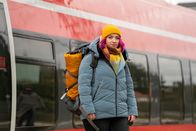 WIR – Als Katha (Bineta Hansen) zurück nach Teltow kommt, erwartet sie dort Emre am Bahngleis.