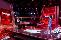 Quizduell-Olymp – Quizmasterin Esther Sedlaczek (M.) mit den Kandidat:innen des Teams "Hauptrolle": Simone Thomalla (l.), Schauspielerin und Sven Martinek (r.) Schauspieler.