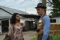 Bones & All – Maren (Taylor Russell, l.); Sully (Mark Rylance, r.)
