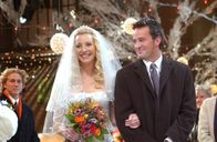 Friends – Nachdem Chandler (Matthew Perry, r.) kein Trauzeuge sein darf, erhält er die Aufgabe, Phoebe (Lisa Kudrow, l.) zum Altar zu führen ...