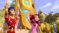 Mia and me - Abenteuer in Centopia – Panthea ist besiegt, Centopia ist wieder frei! Mo (li.) und Mia (re.) sind überglücklich.