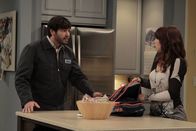 Last Man Standing – Währenddessen kommt Kristin (Amanda Fuller, r.) ins Grübeln und fragt sich, worin genau eigentlich der Sinn in ihrer Beziehung mit Ryan (Jordy Masterson, l) liegt ...