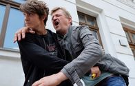 In aller Freundschaft – SENDER: ARD - SENDETITEL: In aller Freundschaft Folge 832 - UNTERTITEL: Freund und Helfer - CAPTION: ARD/MDR IN ALLER FREUNDSCHAFT FOLGE 832, "Freund und Helfer" Uhr im ERSTEN..Ralf Keller (Patrick von Blume, re.) ist Polizist und hat Feierabend, als ein junger Mann (Tamino Haberland, li.) einen Laden überfällt. Als Keller ihn stellen will sticht der Täter mit einem Teppichmesser zu..