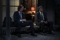 Tokyo Vice – Jake Adelstein (Ansel Elgort, l.); Hiroto Katagiri (Ken Watanabe, r.)