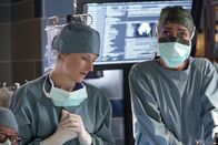 Emily Owens – Während einer sehr komplizierten Operation kommt es zu Komplikationen. Gina (Necar Zadegan, r.) und Emily (Mamie Gummer, l.) müssen schnell reagieren ...