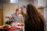 Sturm der Liebe – Gerry (Johannes Huth, l.) wird durch Shirin (Merve Çakır, r.) klar, dass es wirklich ein magisches Band zwischen Liebenden gibt.