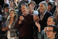 Last Man Standing – Mike (Tim Allen, M.) geht gemeinsam mit Eve und Justin zu einem Spiel der Broncos. Während Justin gerade beim Imbissstand ist, verkündet der Stadionsprecher, dass ausgerechnet seine Platznummer die Chance hat, bei einem Gewinnspiel einen Preis zu gewinnen. Das Schicksal nimmt seinen Lauf, als Eve an Justins Stelle aufs Feld geht ...