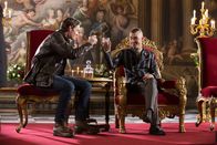 The Royals – Während Helena möchte, dass Robert (Max Brown, l.) der neue König wird, wird Cyrus (Jake Maskall, r.) alles tun, um dies zu verhindern ...