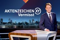 Aktenzeichen XY... Vermisst – Moderator Rudi Cerne im Studio.