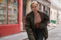 Killing Eve – Selbst mit einer Stichwunde im Bauch schafft es Villanelle (Jodie Comer) von ihrer Wohnung auf die Straße. Doch nun läuft ihr die Zeit davon.