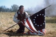 Der Patriot – South Carolina im Jahr 1776: Als englische Truppen sein Heim niederbrennen und seinen zweitältesten Sohn töten, nimmt der friedfertige Familienvater Benjamin Martin (Mel Gibson) widerwillig den Kampf auf. Bald schon schart er eine Schar Gleichgesinnter um sich ...
