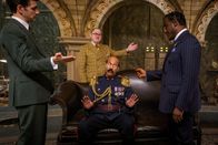 Wonka – v.li.: Felix Fickelgruber (Mathew Baynton), Gerald Prodnose (Matt Lucas), Polizeichef (Keegan-Michael Key), Arthur Slugworth (Paterson Joseph).