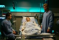 Der Bergdoktor – Der Gesundheitszustand von Karla Jenner (Sarah Mahita, M.) verschlechtert sich. Markus Jenner (Nicolas Wolf, l.) und Fabian Marx (Hannes Schmid, r.) machen sich Sorgen.