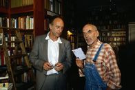Löwenzahn Classics – Peter (Peter Lustig, r.) besucht seinen Freund, den Antiquar (Bernd Ludwig, l.). Er kann Peter bestimmt bei der Suche nach einem Gedicht helfen, das der Dichter Goethe dem gesuchten Baum gewidmet haben soll.