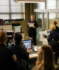 Elementary – Das NYPD ist äußerst berührt von Gregsons (Aidan Quinn, M.) Rede. Aber gelingt es Joan und Sherlock auch endlich, den Mörder von Russel Cole ausfindig zu machen?