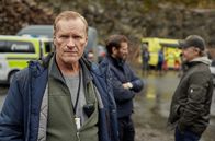 Kommissar Wisting – Kommissar Wisting (Sven Nordin, li.) hat im Einsatz mit Stiller (Kyrre Hellum, Mitte) und Hammer (Mads Ousdal, re.) ein ungutes Gefühl.