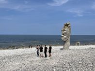 Verrückt nach Meer – Die "Grand Lady" in Visby in Gotland in Schweden. Ausflug: Fahrradtour und Crêpe-Essen mit Passagiere Rebecca Dörner und Robert Falk. Auf der kleinen Insel Faro treffen sie ihre Guides und fahren an der Küste entlang.