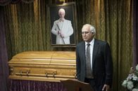 Community – Sein Vater ist tot, doch statt um ihn zu trauern, beschimpft Pierce (Chevy Chase) ihn in seiner Trauerrede, die kurz und ziemlich beleidigend ist ...