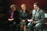 Kaisermühlen Blues – (v.li.) Kurt Weinzierl (Monsignore Fatzl), Veronika Faber (Fr. Klammer), Peter Fröhlich (Erwin Schoitl).