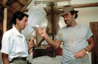 Der Löwe – Lion (Jean-Paul Belmondo, re.) entscheidet sich dazu, das Wiedersehen mit Al Duvivier (Richard Anconina, li.) offensiv zu nutzen, und schult Duvivier für eine neue Aufgabe in seiner Firma.