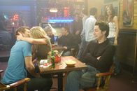Scrubs - Die Anfänger – Neidisch betrachtet J.D. (Zach Braff, 2.v.r.) Elliott (Sarah Chalke, 2.v.l.) und Keith (Travis Schuldt, l.) – würde er doch auch so gerne Tamara (Maria Menounos, r.) küssen ...
