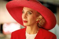 High Heels - Die Waffen einer Frau – Die Rückkehr der exzentrischen Becky del Páramo (Marisa Paredes) wirft allerlei Beziehungen durcheinander.