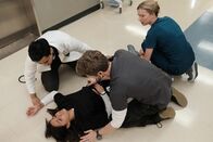 Atlanta Medical – Geben alles um Krankenpflegerin Louisa (Coral Peña, liegend) zu retten: Devon (Manish Dayal, l.), Conrad (Matt Czuchry, 2.v.r.) und Nicolette (Emily VanCamp, r.) ...