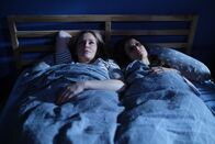 Lena Lorenz – Die Freundinnen Lena Lorenz (Judith Hoersch, l.) und Julia Obermeier (Liane Forestieri, r.) haben beide gerade eine schwere Zeit.