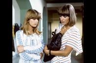 Tatort – Sina (Nastassja Kinski, li.) fällt es schwer, Dr. Gisela Fichte (Judy Winter, re.) in die Augen zu sehen, da sie eine Affäre mit ihrem Mann hat.