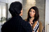 Rote Rosen – ARD ROTE ROSEN FOLGE 1490 Uhr im ERSTEN. Benita (Barbara Ricci, r.) macht Lorenzo (Coco Wallraff, l.) Druck, er soll ihren Plan nicht gefährden und endlich Torben in Ruhe lassen.