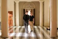 MacGyver – Murdoc (David Dastmalchian, l.); MacGyver (Lucas Till, r.)