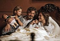 Käthe Kruse – Auch ohne Trauschein sind Katharina (Friederike Becht), Max (Fritz Karl) und ihre kleine Tochter Maria (Helena Schönfelder) eine glückliche Familie.