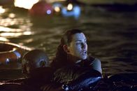Ghost Ship – Müssen um ihr Überleben kämpfen: Mate Greer (Isaiah Washington, l.) und Maureen Epps (Julianna Margulies, r.)