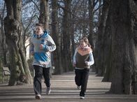 Schloss Einstein – Bruno (Ferdinand Dölz, li.) und Ronja (Miriam Katzer, re.) treiben gemeinsam Sport.